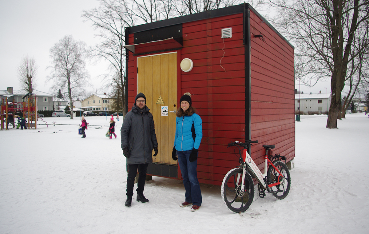 Øyvind Wahl og Claudia Hak foran målestasjonen i Vollaparken