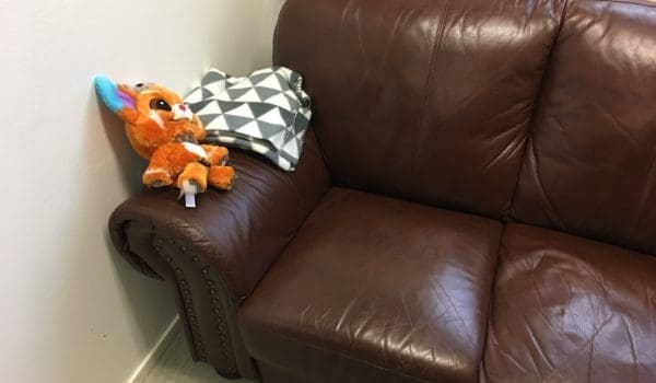 Sofa med pledd og bamse