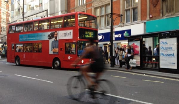 Syklist i London-trafikken