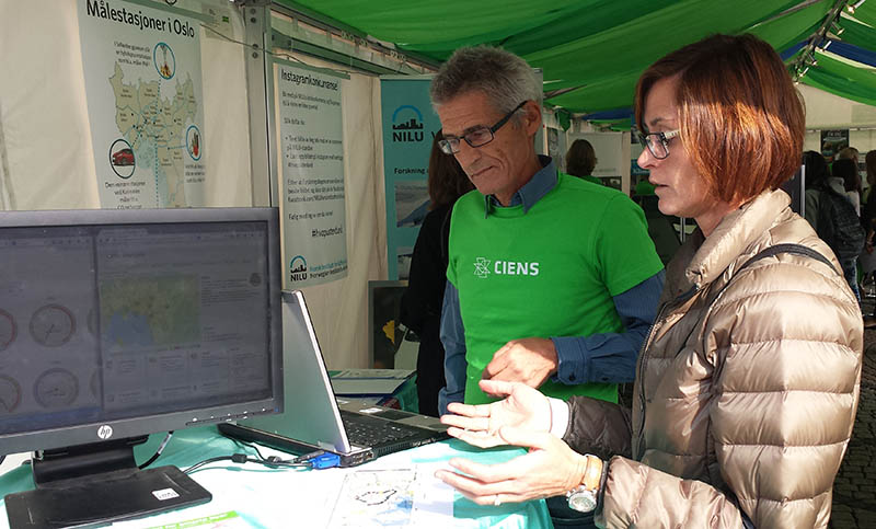 Dag Tønnesen og Ingunn Trones på NILUs stand på Forskningstorget i 2014