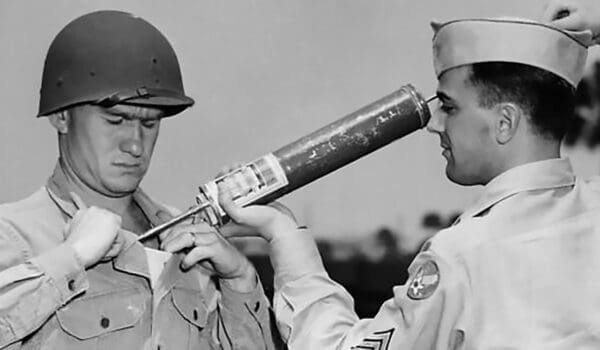 Soldat tester utstyr for DDT-spraying mot malariamygg