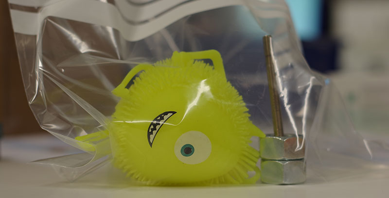 En av lekene fra undersøkelsen i en lufttett ziplock-plastpose, som også inneholder en Tenax TA-luftprøvetaker.